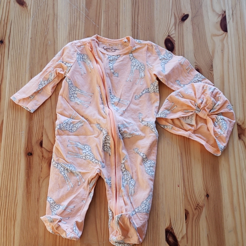 Jessica Simpson Peach Giraffe Outfit